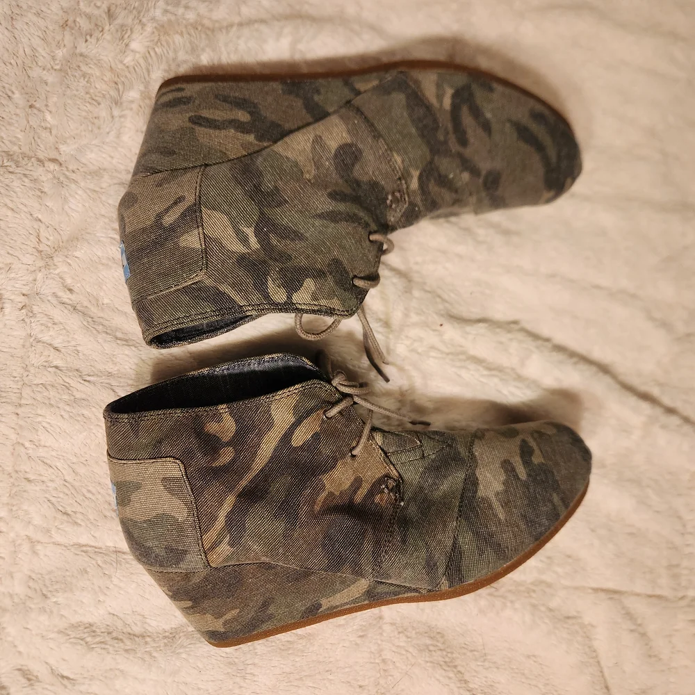 Toms step out